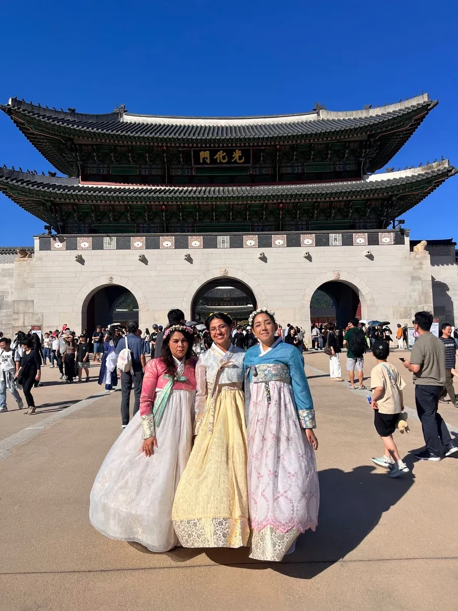 Grupo en hanbok frente a Gyeongbokgung